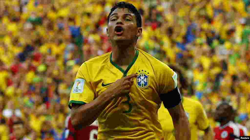 Thiago Silva Le capitaine du PSG arrive juste devant son coéquipier avec 26,5 millions d'euros annuels. Son salaire fixe (23 millions d'euros) est plus élevé que celui d'Ibrahimovic. Mais ses autres revenus, notamment publicitaires, sont moins élevés.