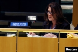 Dorothy Camille Shea, zamjenica američkog predstavnika pri Ujedinjenim nacijama, govori tokom jedanaeste vanredne posebne sjednice u Generalnoj skupštini UN-a povodom 3. godišnjice ruske invazije na Ukrajinu, u New Yorku, 24. februara 2025. godine.
