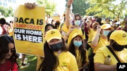 Susana Lujano, izquierda, una dreamer mexicana que vive en Houston, y otros activistas se manifiestan a favor del programa de Acción Diferida para los Llegados en la Infancia (DACA, por sus siglas en inglés) frente al Capitolio, Washington, 15 de junio de 2022.