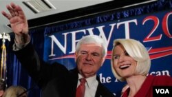 Kandidat Capres partai Republik, Newt Gingrich didampingi istrinya, Callista, memenangkan pemilu pendahuluan di South Carolina (22/1).