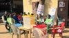 Un bureau de vote à N'Djamena, au Tchad, le 29 décembre 2024 (Photo André Kodmadjingar/VOA)