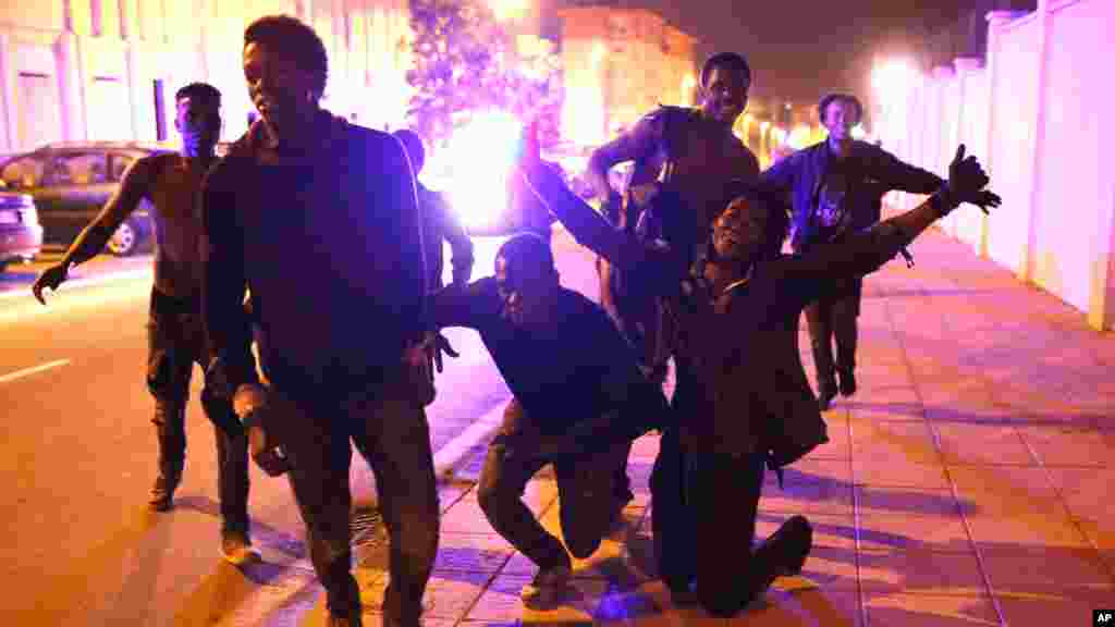 Les migrants ont attaqués une clôture pour entrer dans l'enclave espagnole de Ceuta, en Espagne, le 17 février 2017.
