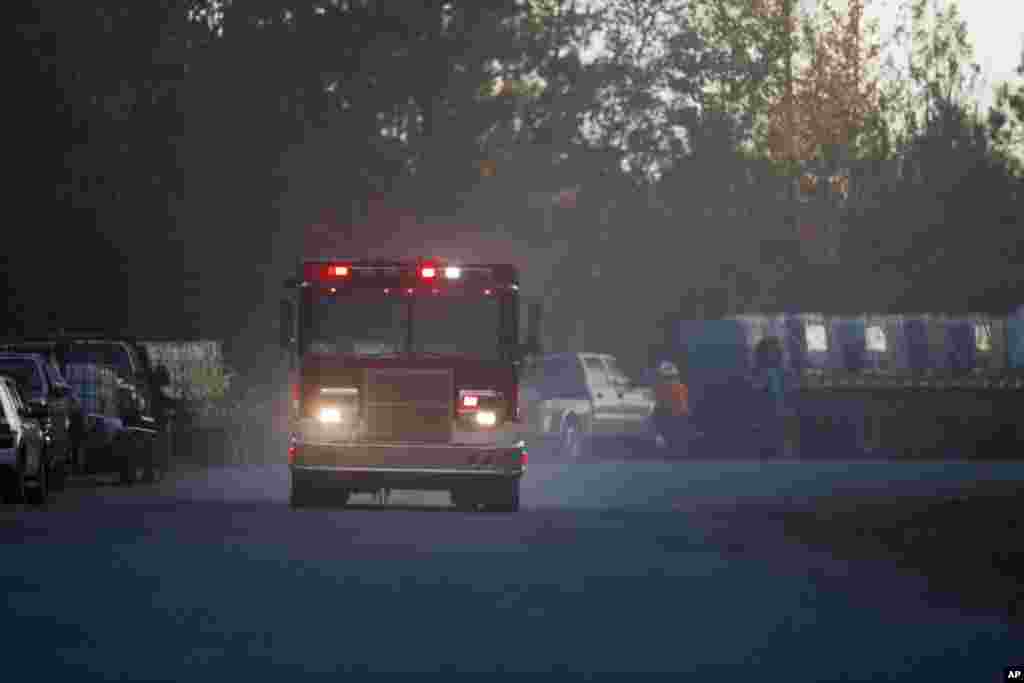 Les pompiers se dirigent vers le site de l'explosion d'un oléoduc, le 31 octobre 2016, à Helena, Alabama.