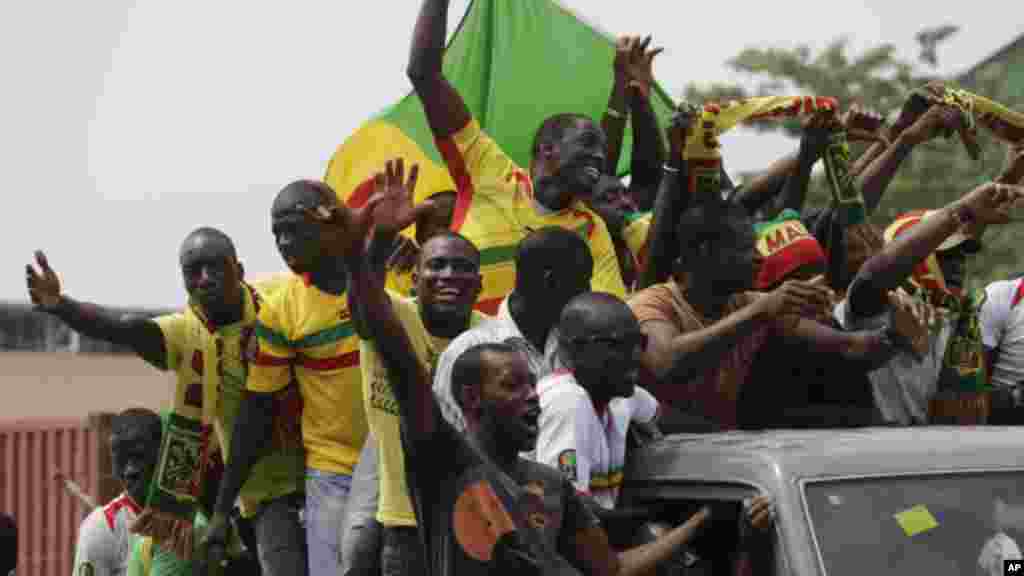 Des supporters maliens acclament leur équipe nationale de football à son arrivée à l'aéroport international de Malabo à Malabo, Guinée équatoriale, vendredi 16 janvier 2015.