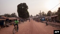 Un homme sur un vélo sur l'avenue principale de Paoua, dans le nord de la Centrafrique, le 27 décembre 2017.