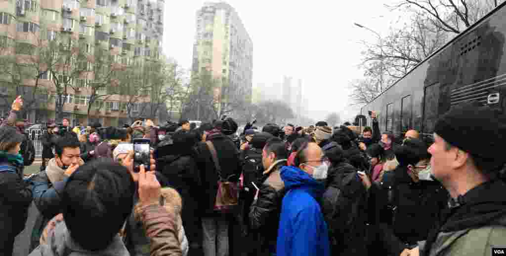  北京訪民在法院外面聲援因被控煽動民族仇恨罪和尋釁滋事罪受審的浦志強。 (美國之音葉兵拍攝)