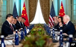 El presidente Joe Biden se reúne con el presidente de China, Xi Jinping, en Filoli Estate en Woodside, California, el miércoles 15 de noviembre de 2023, al margen de la conferencia de la Cooperativa Económica Asia-Pacífico. (Doug Mills/The New York Times vía AP, Pool)