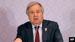 Sekjen PBB Antonio Guterres berbicara kepada media di sela KTT ASEAN di Nonthaburi, Thailand, hari Minggu (3/11). 