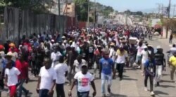 Para dokter, pengacara, dan penyandang cacat Haiti memprotes penculikan dan menuntut Presiden Jovenel Moise mundur, di Port-au-Prince, Haiti, 7 Maret 2021. (Foto: VOA/Matiado Vilme)
