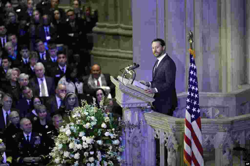 O neto Jason Carter discursa durante o funeral de Estado do ex-Presidente Jimmy Carter na Catedral Nacional de Washington, em Washington, a 9 de janeiro de 2025.