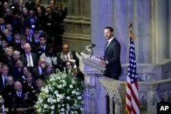 Mjukuu Jason Carter katika ibada ya mazishi ya Rais wa zamani Jimmy Carter mjini Washington katika Kanisa Kuu, Jan. 9, 2025.