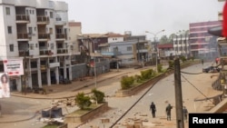 Des soldats marchent sur une route de la ville de Bamenda, Cameroun, le 8 décembre 2016.