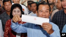 Shugaban Kasar Cambodia Lokacin Da Ya Kada Kuri'a 