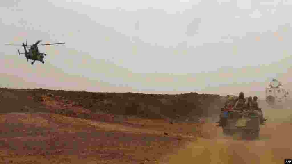 Un hélicoptère de l’armée française escortant un véhicule transportant le premier ministre malien Moussa Mara de Gao à Kidal, le 17 mai 2014.
