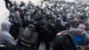 ARHIVA - Policija Kapitola pokušava da potisne demonstrante i spreči ih da uđu u zgradu Kongresa SAD, u Vašingtonu, 6. januara 2021.