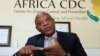 John Nkengasong, directeur des Centres de contrôle des maladies pour l'Afrique, s'entretient avec des journalistes au siège de l'Union africaine à Addis-Abeba, en Éthiopie, le 11 mars 2020.