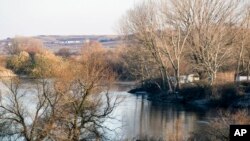 Sungai Evros dilihat dari dekat kota Didymoteicho, perbatasan Yunani-Turki, 4 Desember 2016. (Foto: dok). 