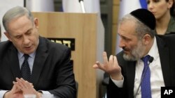 Perdana Menteri Israel Benjamin Netanyahu mendengarkan Menteri Dalam Negeri Israel Aryeh Deri dalam sebuah rapat Knesset, atau Parlemen Israel, di Yerusalem, Rabu, 4 Maret 2020. (Foto: AP)