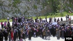 Sekelompok perempuan berdemonstrasi, Minggu (17/4), di Baida menntut pembebasan ratusan warga setempat yang ditangkap secara massal.