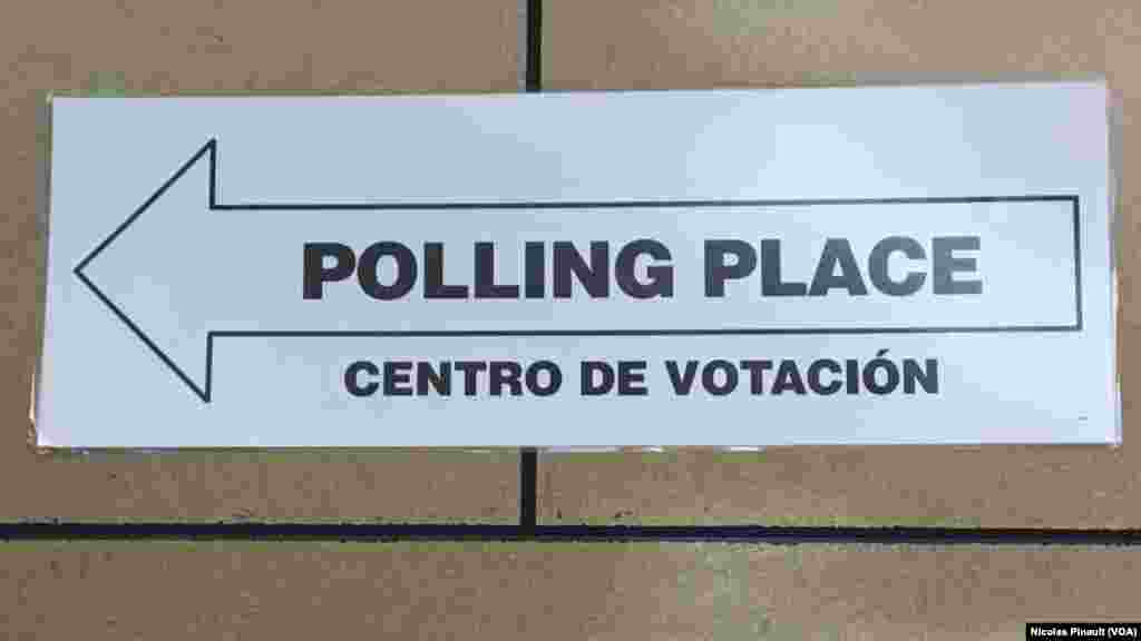 Une indication montrant le centre de vote d'Arlington, Virginie, le 5 novembre 2016 (VOA/Nicolas Pinault)