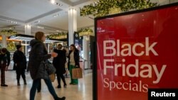 Compradores caminan por la tienda Macy's de Manhattan, en Nueva York, en busca de rebajas del Viernes Negro el 24 de noviembre de 2023.