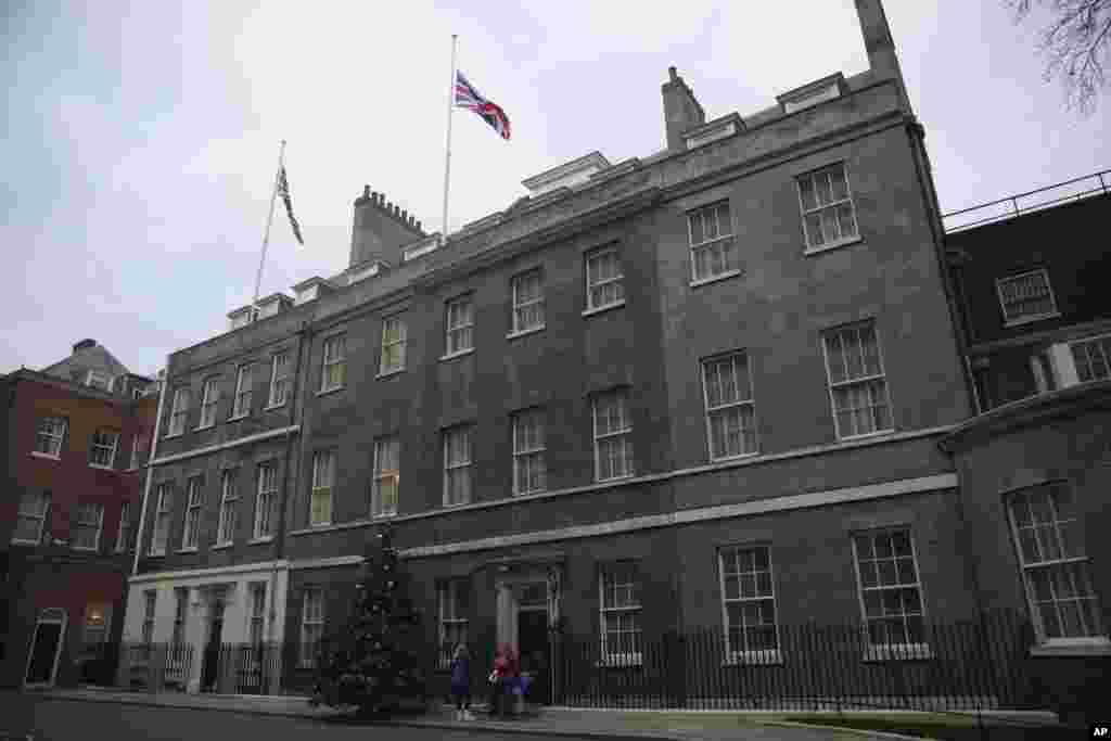 Britaniya bayroqlari ham yarim bo'yiga tushirildi, London. 