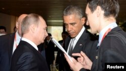 Presiden AS Barack Obama bertemu Presiden Rusia Vladimir Putin dalam KTT APEC bulan lalu (foto: dok).