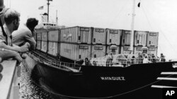 រូបឯកសារ៖ នាវាប្រយុទ្ធ USS Harold E. Holt ត្រៀមចេញដំណើរដឹកសម្ភារៈនានាសម្រាប់ប្រតិបត្តិការសឹក​ម៉ាយ៉ាហ្កេស (SS Mayaguez) កាលពីខែឧសភា ឆ្នាំ១៩៧៥។ 