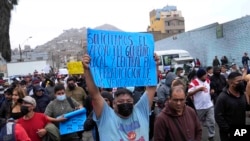 Un manifestante porta un cartel contra la migración venezolana en una marcha en el distrito limeño de La Victoria, Perú, el jueves 9 de noviembre de 2023. 