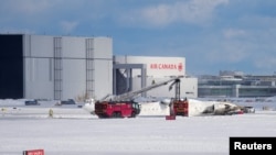 Los equipos de emergencia trabajan en el lugar del accidente aéreo de Delta Air Lines en el Aeropuerto Internacional Pearson de Toronto en Mississauga, Ontario, Canadá, el 17 de febrero de 2025.
