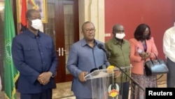 Presiden Guinea-Bissau Umaro Sissoco Embalo berbicara kepada awak media di Bissau, Guinea-Bissau, pada 1 Februari 2022, dalam foto yang didapat dari media sosial. (Foto: Radio Bantaba/via Reuters)