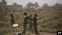 Anggota Pasukan Demokratik Suriah atau SDF menyiapkan serangan mortir ke sasaran ISIS di kota Baghuz, Suriah (foto: ilustrasi). 
