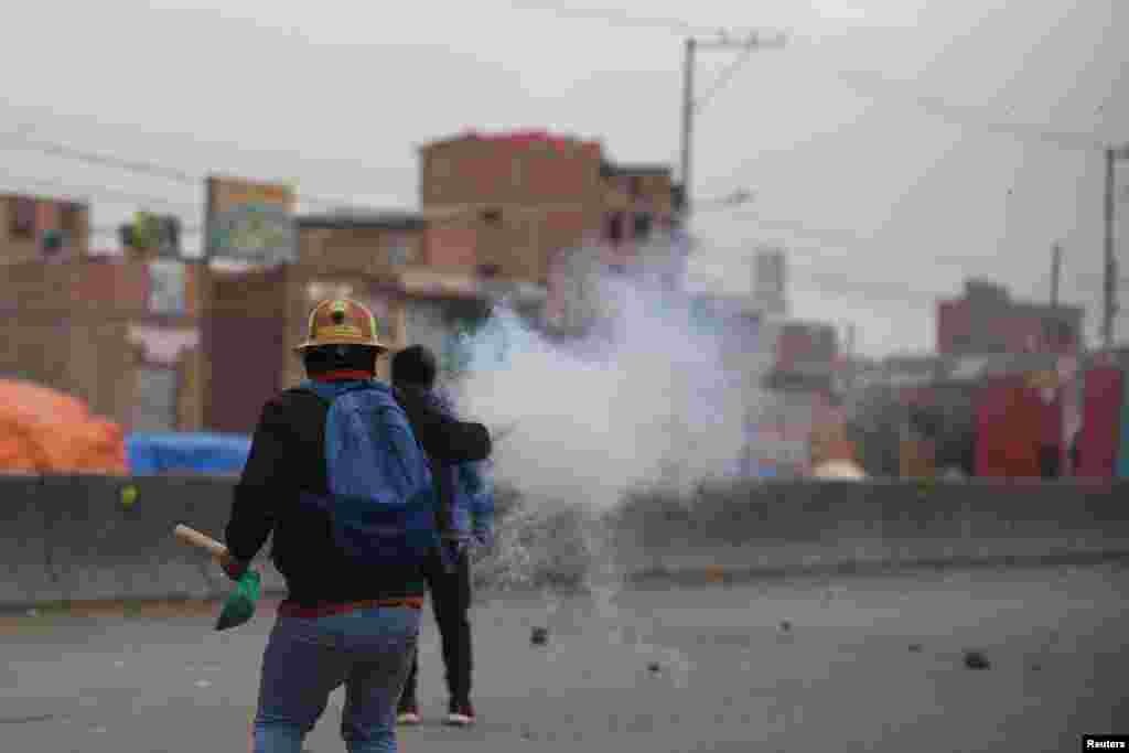 Seguidores del gobierno se habían congregado en un sector para impedir el avance de la marcha, pero fueron repelidos por residentes que dijeron que la disputa entre los dos bandos les perjudicaba en las ventas de la feria dominical. 