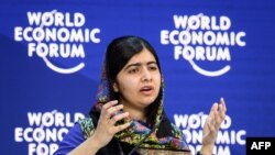 Le prix nobel de la Paix Malala Yousafzai lors de son discours au Forum économique mondial à Davos, le 25 janvier 2018.