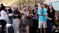 Des passagers à l'aéroport Reagan près de Washington ce 15 aout 2015.