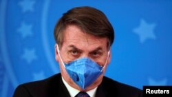 El presidente de Brasil, Jair Bolsonaro, con una máscara protectora contra el coronavirus durante un mensaje a la prensa en Brasilia, el 20 de marzo de 2020.