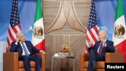 El presidente estadounidense Joe Biden se reúne con el presidente mexicano Andrés Manuel López Obrador al margen de la cumbre del Foro de Cooperación Económica Asia-Pacífico (APEC) en San Francisco, California, el 17 de noviembre de 2023.