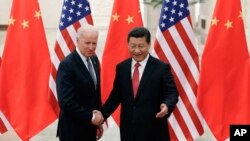 资料照：中国国家主席习近平与时任美国副总统的拜登在北京会面。(2013年12月4日)