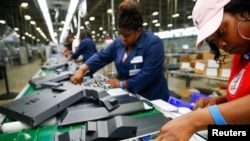 Archivo - Trabajadores en línea de ensamblaje en planta de Element Electronics