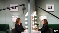 La vicepresidenta estadounidense y candidata presidencial demócrata Kamala Harris (der) y la actriz estadounidense Maya Rudolph en el programa de comedia en vivo "Saturday Night Live" (SNL) en Nueva York, el 2 de noviembre de 2024
