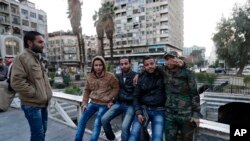 Quelques Syriens sur la place Marjeh à Damas, en Syrie, 23 février 2016. (AP photo / Hassan Ammar)