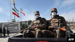 Tentara Pakistan melakukan patroli di dekat perbatasan Iran (foto: dok). 