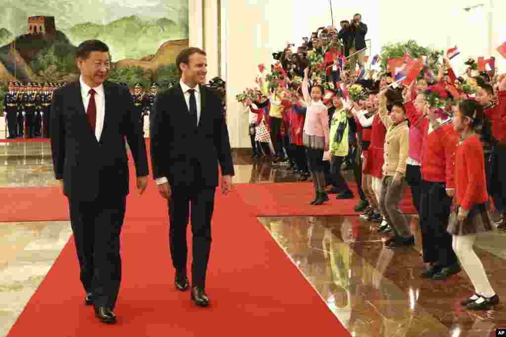 在北京人大会堂的迎宾仪式上,儿童们欢迎法国总统马克龙与中国国家主席习近平。 (2018年1月9日)
