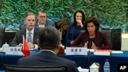 2023年8月28日，美国商务部长雷蒙多在北京与中国商务部长王文涛举行会谈。（美联社照片）