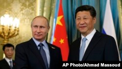 中國國家主席習近平席在莫斯科紅場舉行的紀念衛國戰爭勝利70週年的閱兵式,期間與俄羅斯總統普京會晤。