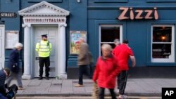 ARSIP - Polisi di luar restoran Italia di Salisbury, Inggris, hari Selasa, 6 Maret 2018, di lokasi dekat dimana mantan agen ganda mata-mata Rusia, Sergei Skripal dan temannya ditemukan dalam keadaan kritis hari Minggu setelah terpapar “zat yang tidak diketahui” (foto: AP Photo/Frank Augstein)