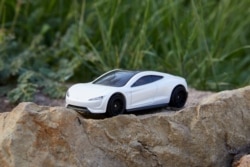 El modelo de juguete Roadster de Tesla de la juguetería Matchbox, hecho de material reciclable. Foto de fecha indefinida obtenida por Reuters.