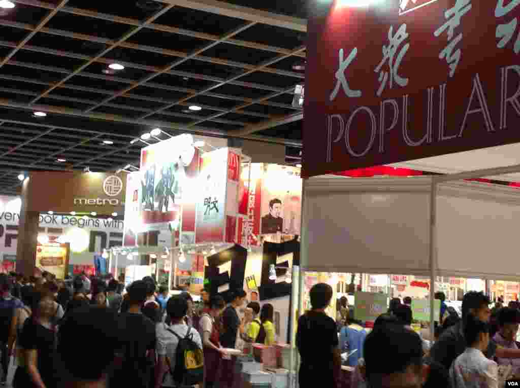 一年一度的香港书展7月20起在湾仔会展中心连续展出七天。据贸发局统计,共有640个书商参展,创下历年新高,而主办方也期待参观人次可以再次突破百万。