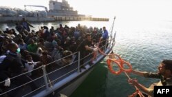 Des migrants illégaux arrivent à la base navale de Tripoli, en Libye, le 22 avril 2018.