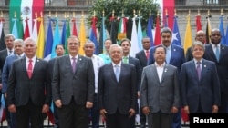 Presidentes latinoameriicanos posan para una foto durante la cumbre de la Comunidad de Estados Latinoamericanos y Caribeños, CELAC, en la Ciudad de México el 17 de septiembre de 2021. 
